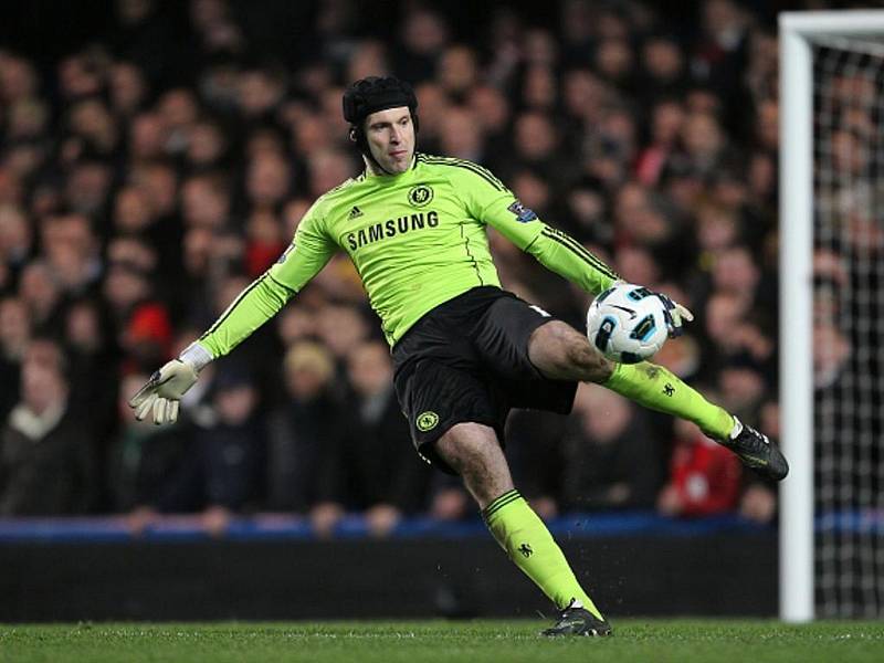 Gólman Chelsea Petr Čech.