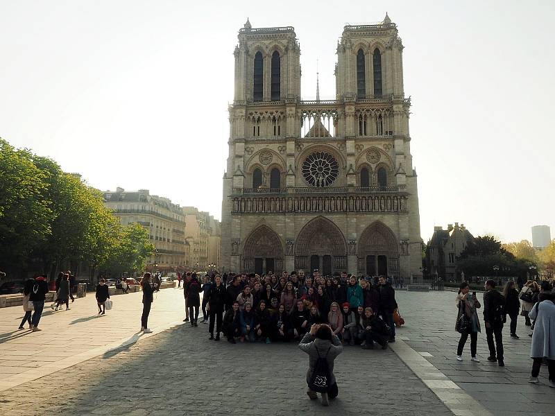 5. Chrám Notre-Dame v Paříži  je velkým lákadlem pro turisty.