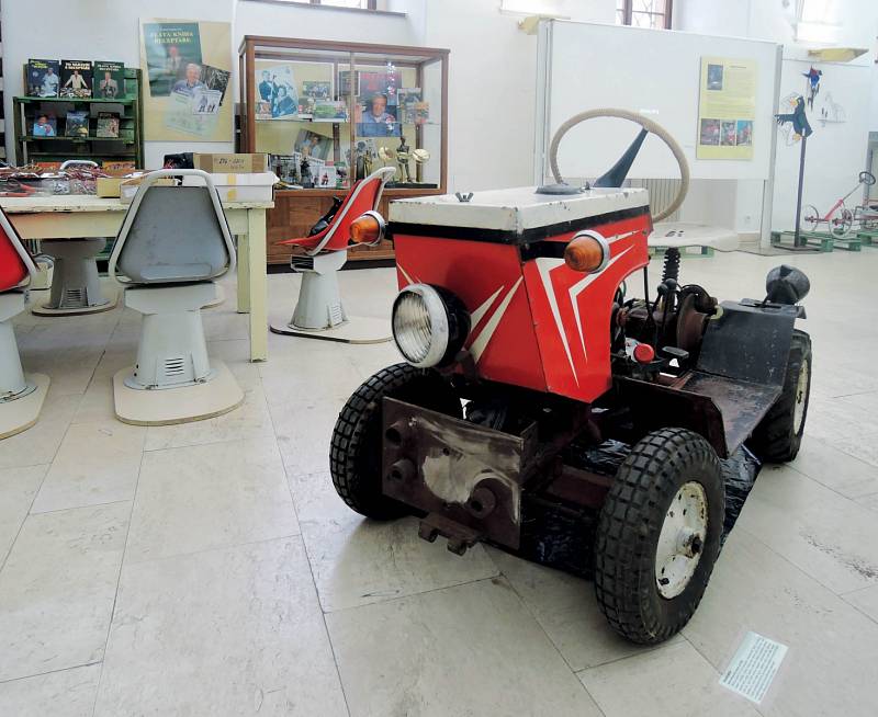 Věřili byste, že „nouze naučila Dalibora housti“ do té míry, že si lidé byli schopni svépomocí postavit i vlastní funkční traktor?