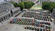 Nedaleko bruselského sídla Evropské unie se ve středu na protest proti drahým palivům sjelo na sto traktorů. V ulicích města ale protestovali i řidiči kamionů a taxíků. 