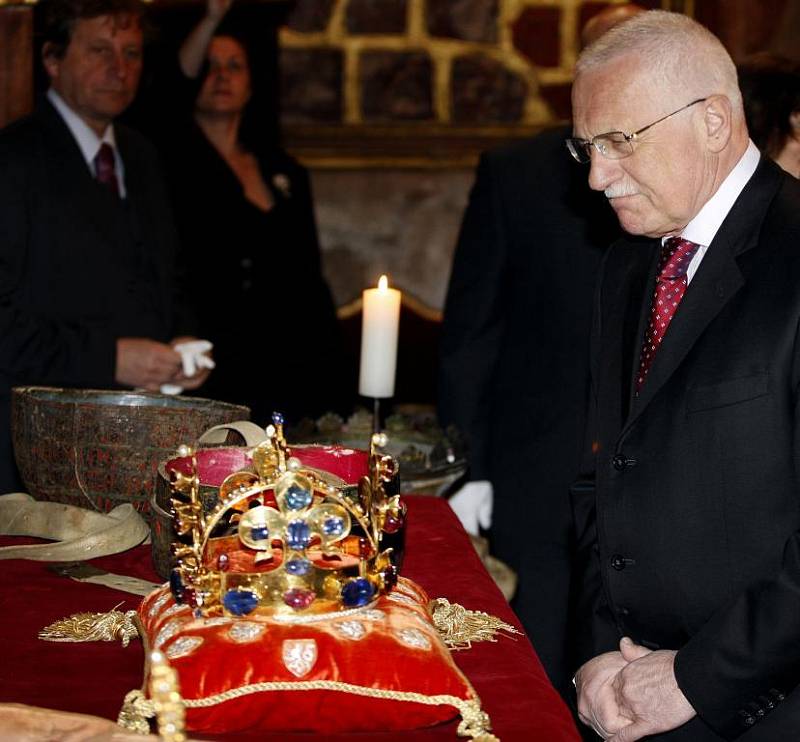 Prezident Václav Klaus si prohlíží Svatováclavskou korunu