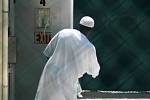 Do Spojených států byl převezen první vězeň ze základny Guantánamo, který v USA stane před civilním soudem. Tanzanec Ahmed Khalfan Ghailani je podezřelý, že se v roce 1998 zúčastnil atentátů proti budovám amerických velvyslanectví v Tanzanii a v Keni.