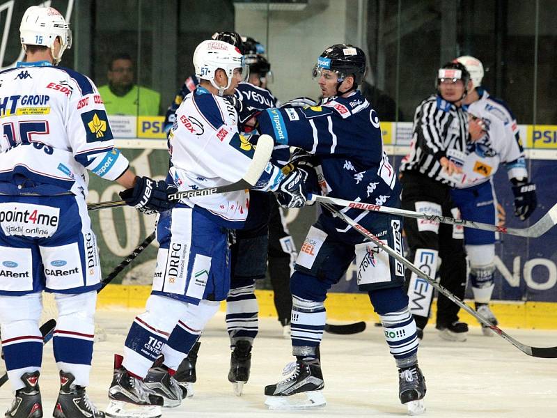 V duelu Brna (v bílém) a Vítkovic došlo i na vyřizování účtů.