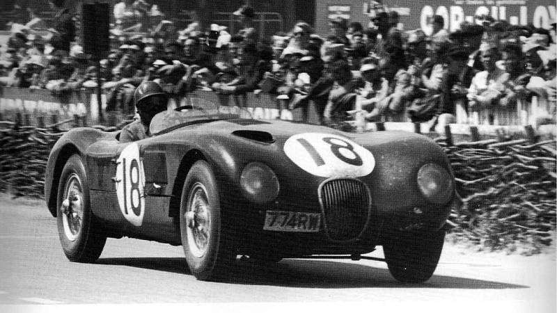 Vítězný Jaguar C-Type.