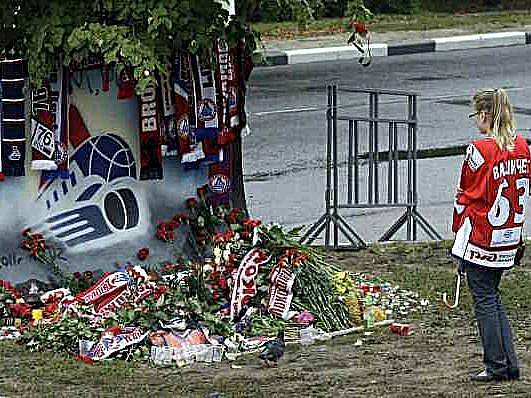 Fanynka v dresu Josefa Vašíčka oplakává smrt hokejistů Lokomotivu Jaroslavl.