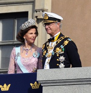 Současný švédský král Karel XVI. Gustav a jeho manželka, královna Silvia. Karel XVI. Gustav nastoupil na trůn po svém dědečkovi, jeho otec totiž zemřel při leteckém neštěstí