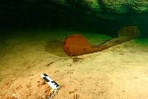 Kanoe starých Mayů, nalezená na dně hluboké podmořské tůně