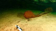 Kanoe starých Mayů, nalezená na dně hluboké podmořské tůně
