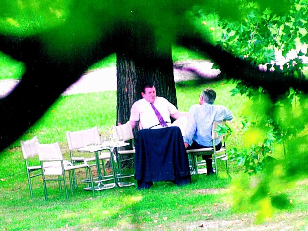 Klaus a Mečiar při schůzce na zahradě vily Tugendhat