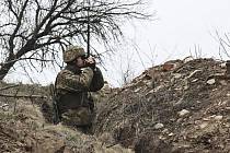 Ukrajinský voják poblíž pozic proruských rebelů u Doněcku, ilustrační foto.