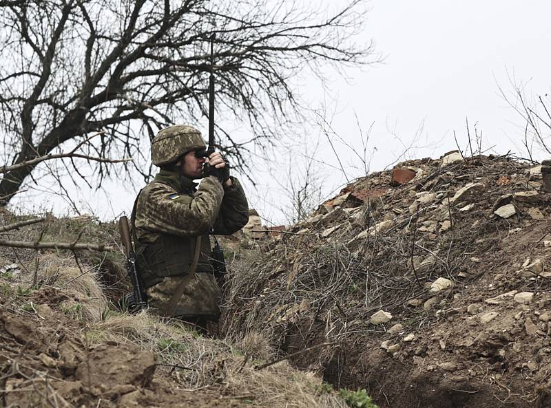 Ukrajinský voják poblíž pozic proruských rebelů u Doněcku, 12. dubna 2021.