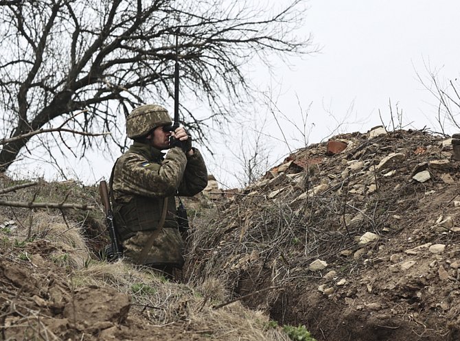 Ukrajinský voják poblíž pozic proruských rebelů u Doněcku, ilustrační foto.
