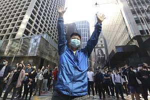 Protest ve finanční čtvrti v Hongkongu.