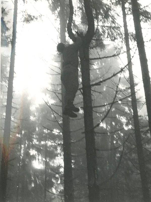 V období 1948 - 1991 spáchalo sebevraždu 121 pohraničníků základní služby. Tento desátník se oběsil na stromě ve výšce 8 metrů na opasku.