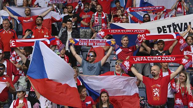 Čeští fanoušci se valí na osmifinále do Budapešti.