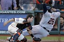 Prince Fielder z Detroitu se snaží skórovat ve finále Světové série. Buster Posey z Giants byl ale proti.