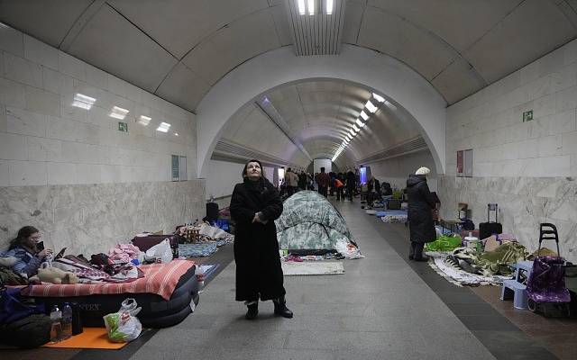 Protiletecký úkryt v kyjevském metru. Aktuálně se v něm ukrývá 15 tisíc lidí, kteří nemají, kam jinam jít.