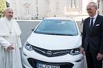 Papež František bude jezdit v čistě elektrickém autě.