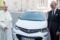 Papež František bude jezdit v čistě elektrickém autě.