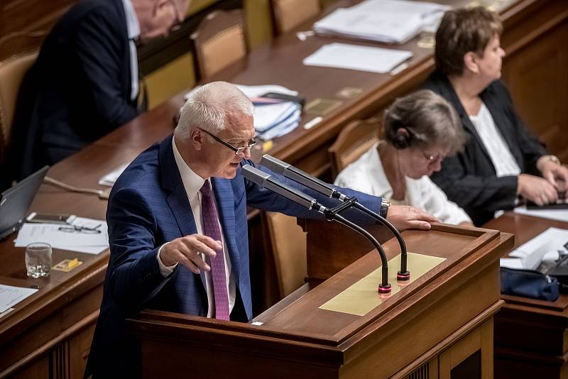 Poslanecká sněmovna rozhodovala o zbavení imunity kvůli kauze Čapí hnízdo. Vypovídá Jaroslav Faltýnek.