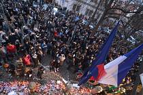 Pietní shromáždění před francouzskou ambasádou k uctění památky obětí střelby v pařížské redakci satirického týdeníku Charlie Hebdo se konalo 10. ledna v Praze.