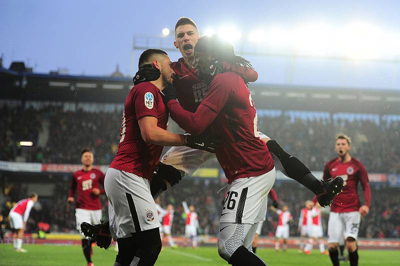 Fotbalové utkání HET ligy mezi celky AC Sparta Praha a SK Slavia Praha 17. března v Praze. Zleva Nicolae-Claudiu Stanciu, Srdian Plavšič a Costa.