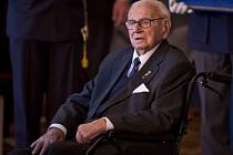 Sir Nicholas Winton obdržel 28. října na Pražském hradě z rukou prezidenta Zemana Řád bílého lva.