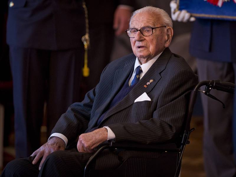 Sir Nicholas Winton obdržel 28. října na Pražském hradě z rukou prezidenta Zemana Řád bílého lva.