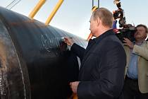 Ruský prezident Vladimir Putin (na snímku) a čínský vicepremiér Čang Kao-li zahájili výstavbu první části nového plynovodu Síla Sibiře, kterým má od roku 2019 proudit ruský plyn do Číny.