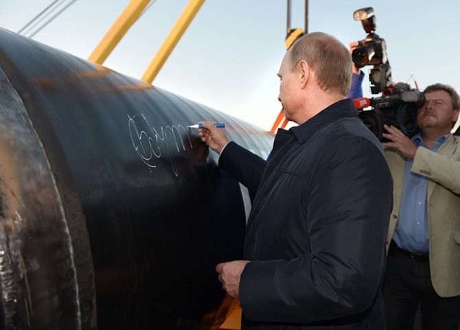 Ruský prezident Vladimir Putin (na snímku) a čínský vicepremiér Čang Kao-li zahájili výstavbu první části nového plynovodu Síla Sibiře, kterým má od roku 2019 proudit ruský plyn do Číny.