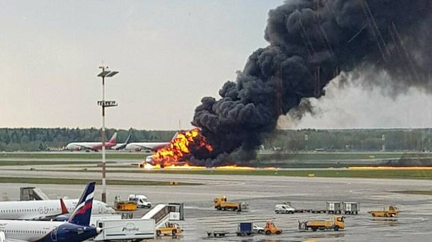 Suchoj v plamenech na moskevském letišti.