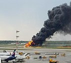 Suchoj v plamenech na moskevském letišti.