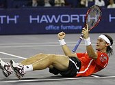 David Ferrer slaví vítězství nad Rafaelem Nadalem.