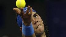 Rafael Nadal servíruje.