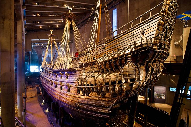 Vasa. Loď je nyní vystavena ve stockholmském muzeu. Je v překvapivě dobré kondici, zachovala se z 95 procent v originálním stavu. Napomohl tomu i fakt, že ve studeném Baltském moři nežije šášeň lodní, takový vodní červotoč.
