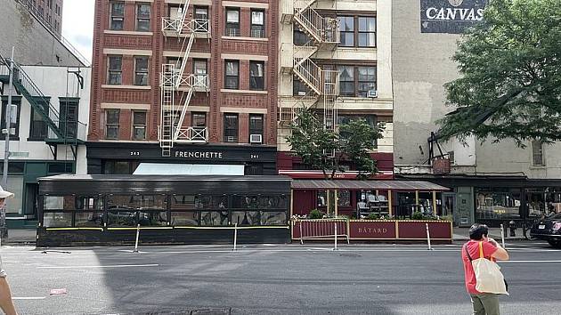 Newyorská restaurace Bâtard (na snímku vpravo) je oceněná michelinskou hvězdou. I zde jedl Newyorčan Eric Finkelstein při pokusu o vytvoření světového rekordu.