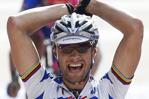 Tom Boonen se raduje z vítězství v jarní klasice z Paříže do Roubaix.