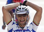Tom Boonen se raduje z vítězství v jarní klasice z Paříže do Roubaix.