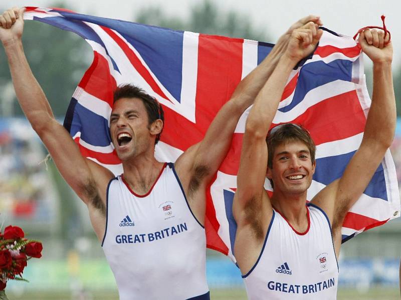 Britové Purchase a Hunter se radují ze zlaté medaile, kterou získali v kategorii lehké váhy dvojskifu.