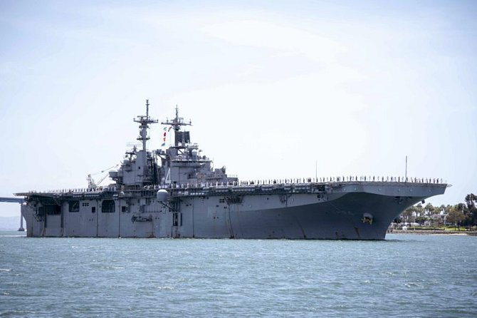 Americká výsadková loď USS Boxer na snímku z 1. května 2019