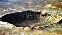 Tady dopadl asteroid. Meteorický kráter v Arizoně je dokladem, co těleso z vesmíru dokáže způsobit.