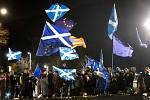 Se skotskými vlajkami v rukou proto v noci na 1. února 2020 vyrazili protestovat před budovu parlamentu v Edinburghu.