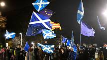 Se skotskými vlajkami v rukou proto v noci na 1. února 2020 vyrazili protestovat před budovu parlamentu v Edinburghu.