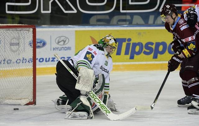 Jan Buchtele ze Sparty překonává brankáře Mladé Boleslavi Martina Růžičku.