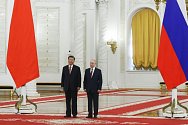 Ruský prezident Vladimir Putin (vpravo) se odpoledne v Kremlu opět setkal se svým čínským protějškem Si Ťin-pchingem během uvítacího ceremoniálu v Kremlu, 21. března 2023