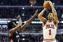 Derrick Rose z Chicaga (vpravo) se prosazuje proti New Orleans.