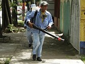 Zaměstnanci ministerstva zdravotnictví dezinfikují okolí Managuy, hlavního města Nikaraguy
