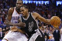 Kevin Durant (v bílém) brání útočícího Kawhi Leonarda.