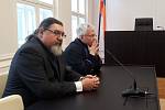 Starosta Strakonic Břetislav Hrdlička (vlevo) a advokát Zdeněk Koudelka čekají na vyhlášení nálezu Ústavního soudu.