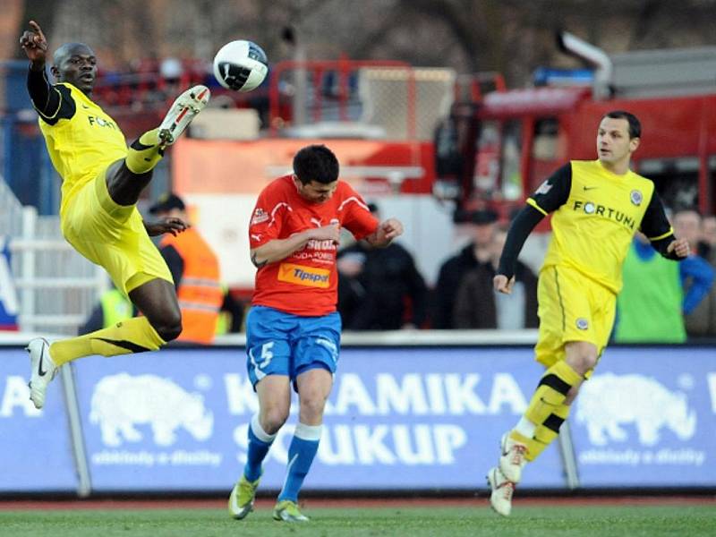 Martin Abena (vlevo) ze Sparty střílí přes plzeňského Michala Ďuriše (uprostřed) a Marka Matějovského.